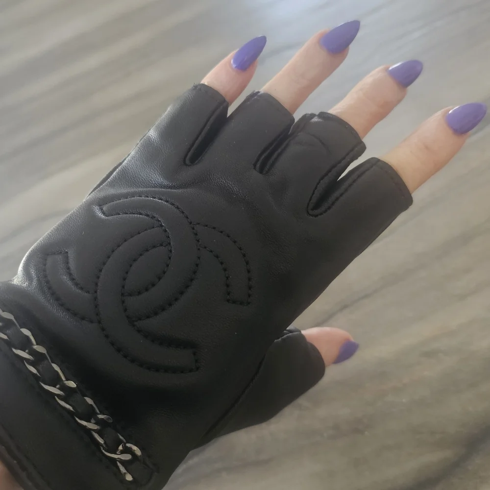 Black Leather CC Chain Detail Fingerless High Fashion Gloves Includes Box/gift🎁 - Picture 5 of 6